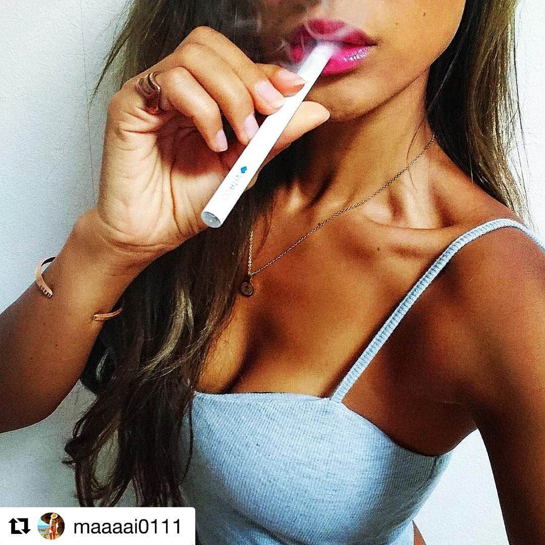 VITA'CCI_OFFICIALのインスタグラム：「#Repost @maaaai0111 (@get_repost) ・・・ . 普段タバコ吸わないけど @vita_cci.jp の 吸うビタミン初めました🤗 . ニコチン・タールが入ってなくて ビタミンを摂取できちゃうの😍 . これを吸うだけで ビタミンが摂取できるなんて最高😆 フレーバーが7種類あるよ✨ . 気になる方は@moanishopへ DMしてください☺❤ . ✏︎2017.09.03」