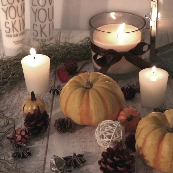 LOVE YOUR SKIN. のインスタグラム：「【Trick or Treat your skin】 街はちょっとずつハロウィンモード🎃 仮装の予定がないなら、お部屋だけでも彩ってみよう♪ ゆらめく炎を見つめながら、お手入れタイムを楽しんで✨ ⠀⠀ #LOVEYOURSKIN #ラブユアスキン #ボタニカルコスメ #スキンケア用品 #naturalbeautys #ナチュラル系 #ナチュラルな暮らし #美容好き #素肌 #美肌作り #organicskincarelover #オーガニックライフ #dailylifestyle #prehalloweenfun #decorforhalloween #cinemagraph @loveyourskin01」