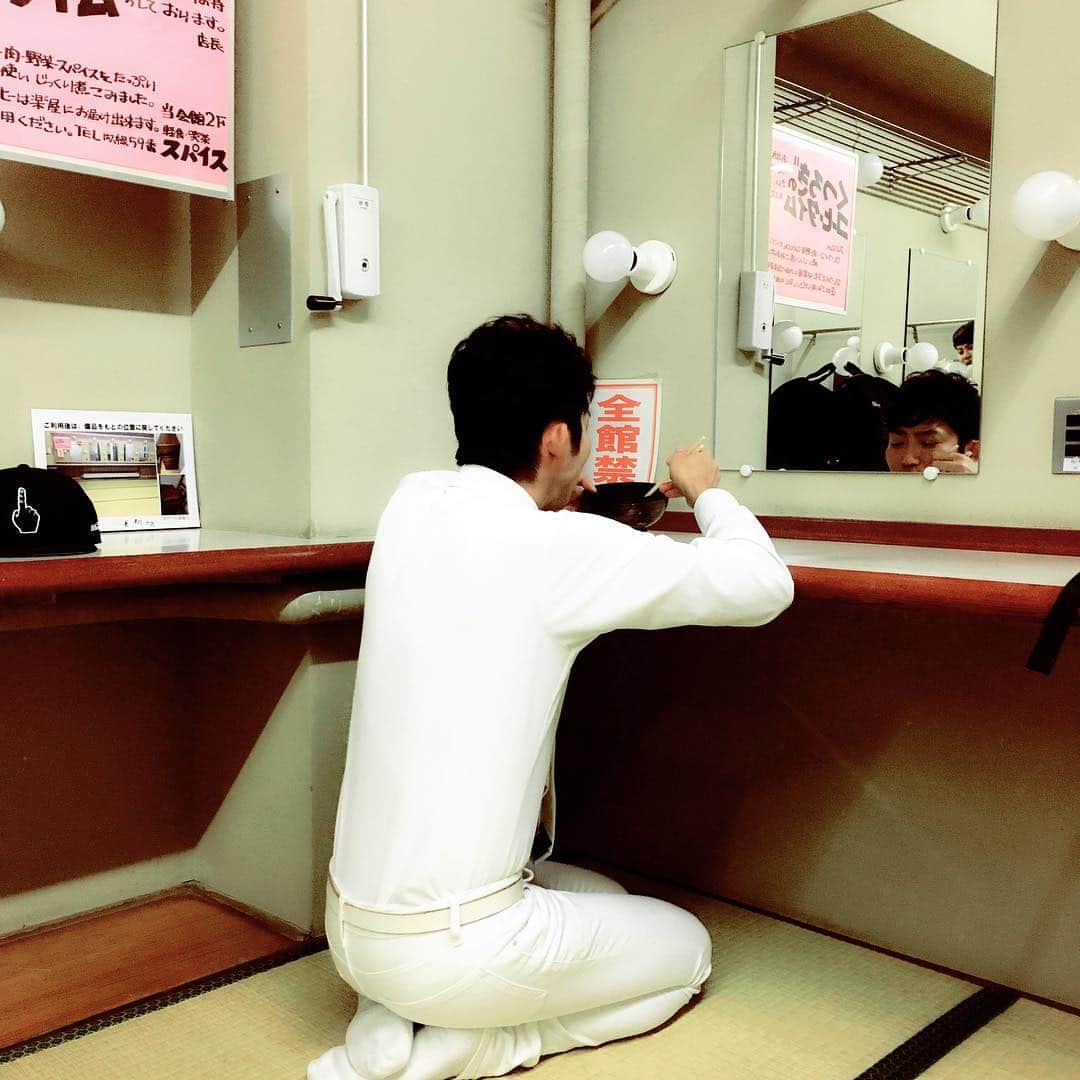 村田秀亮さんのインスタグラム写真 - (村田秀亮Instagram)「栃木へ営業。  #楽屋の机が微妙な高さ。 #どの椅子を置いてもしっくりこない。 #その気持ち悪い高さの机で豚汁を飲んでいる。 ##NON STYLE石田くん #日本一厳しい刑務所の夕ご飯」10月20日 21時55分 - toromurata
