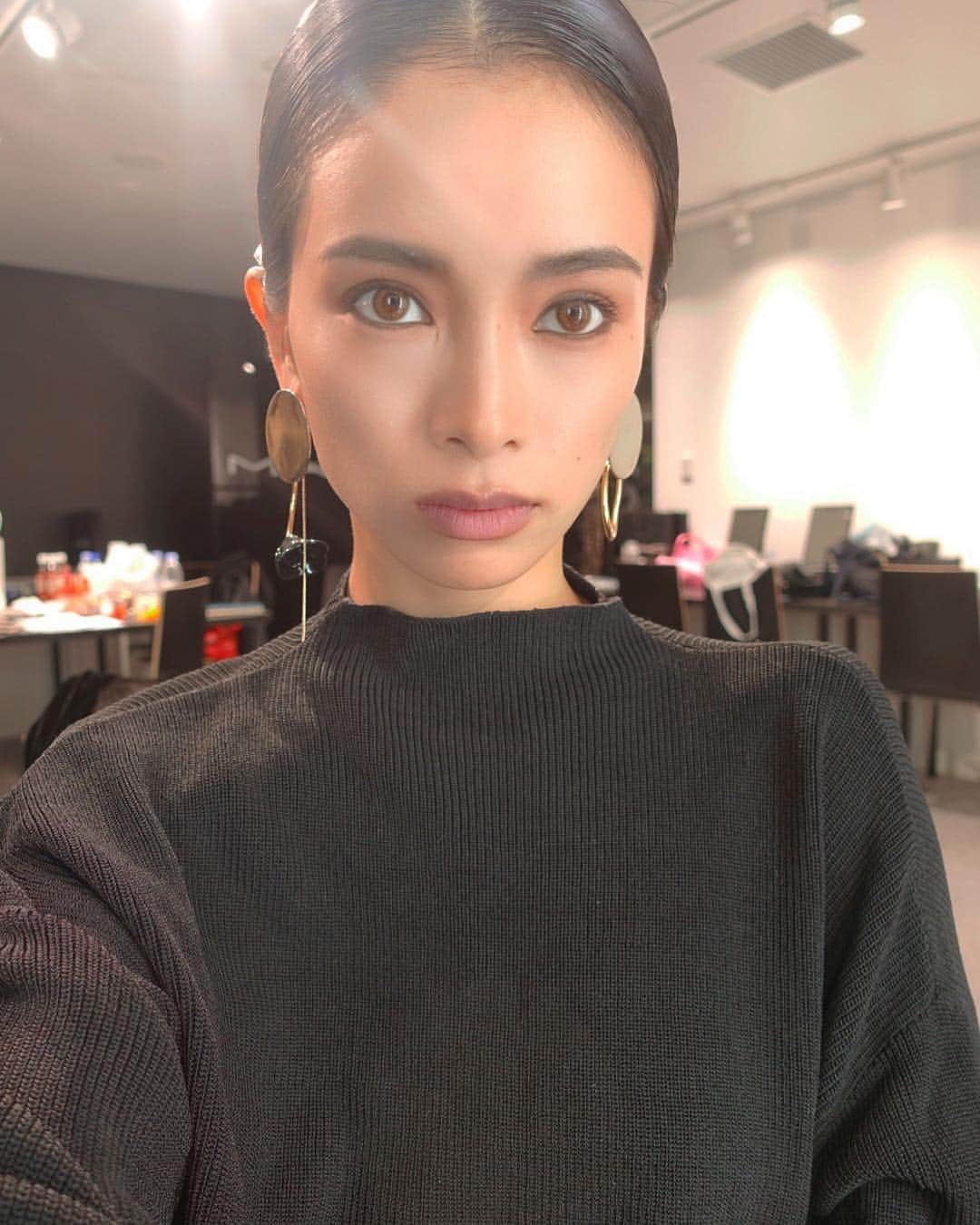 尾崎紗代子さんのインスタグラム写真 尾崎紗代子instagram 今日は Maccosmeticsjapan の撮影 黒の服を着て オシャレなメイクするとmacって感じ 超素敵メイクを施してくれたのは Rumikoikedaharrismakeup 氏 後日また載せます ワクワクした Selfie Me