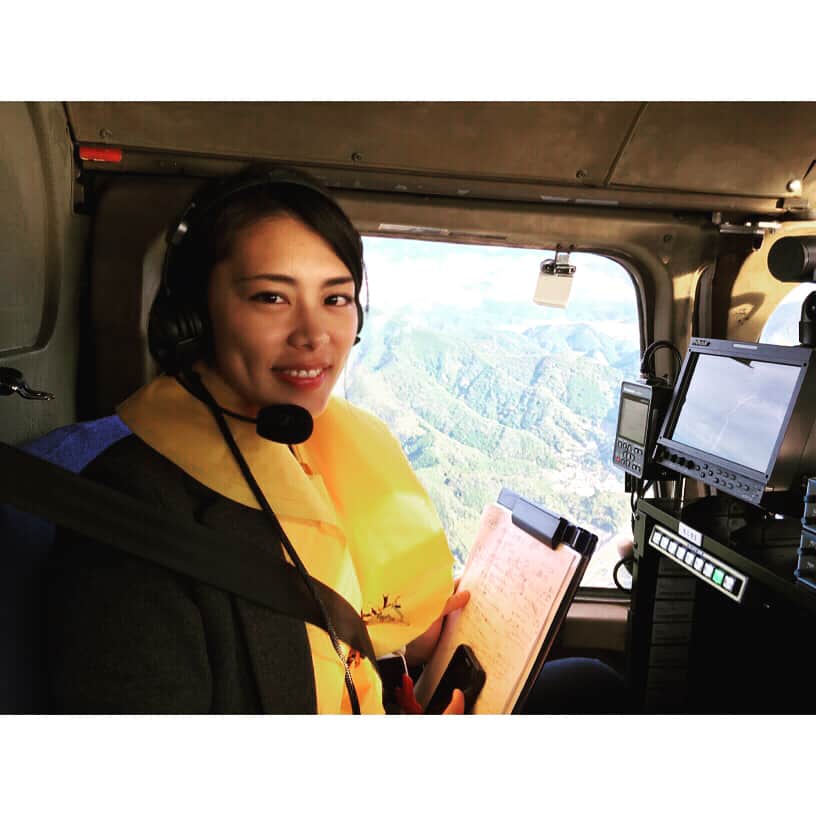 のインスタグラム：「初のヘリ中継、5時間半😵 20何年ぶりに、オムツをしっかり履きました。笑  #ヘリ  #上空  #静岡 らしく #お茶 の文字 #お茶の木じゃなく杉の木 #富士山 #初冠雪 まだかな #乗り物酔い激しい  #オムツ に助けられる27歳10ヶ月」