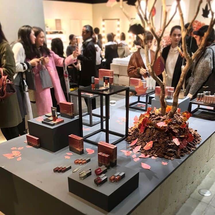 真崎麻衣のインスタグラム：「THREEのSEASON COLLCTION PARTYへ🍁 秋のリーフカラーが素敵でした🍁 Yuiに気になっていた赤紫色のマスカラをお誕生日のプレゼントにサプライズでもらた❤️ #thankyou #three #紅葉#cosmetics #present#限定発売」