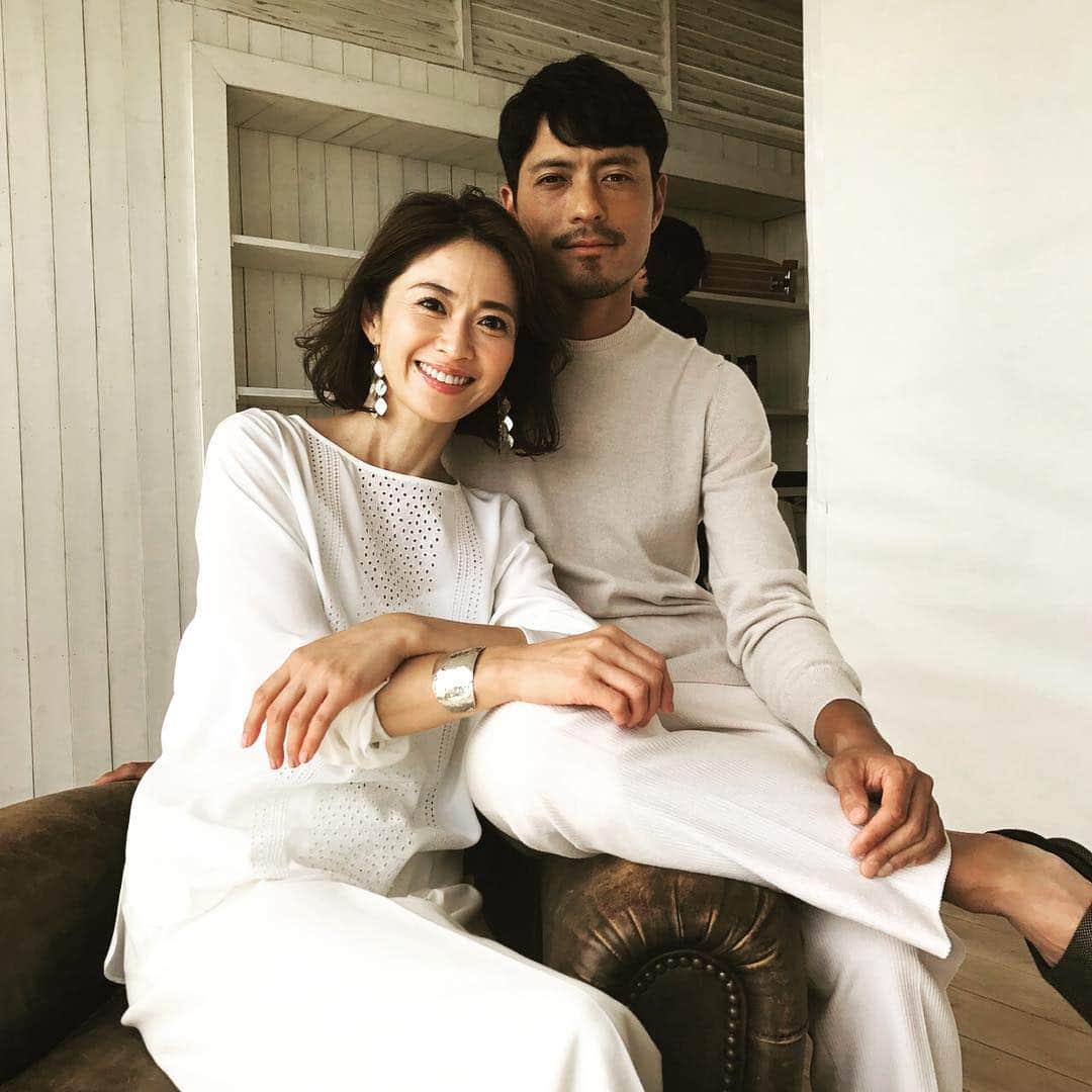 のインスタグラム：「東京カレンダーで夫婦仕事。 「〈香る〉エール」には揚げ物が合う。 #本日発売 #香るエール #赤より白より青が好き #東京カレンダー #東カレ」