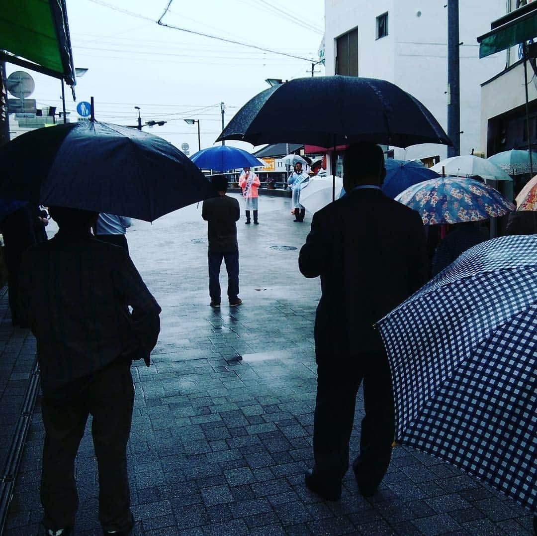塩崎恭久のインスタグラム：「三津浜商店街です #愛媛 #松山 #三津浜商店街 #街頭演説 #雨 #傘 #塩崎やすひさ #安心をかたちに」