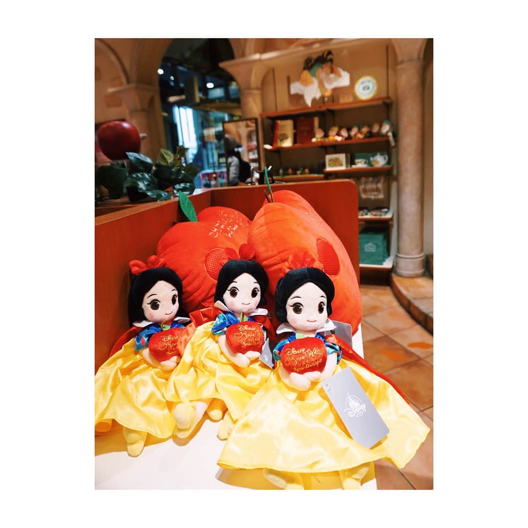 西村笑花さんのインスタグラム写真 - (西村笑花Instagram)「👸🏻 ・ ・ #ディズニー映画 『白雪姫』が今年で80周年 🎉✨ 記念して、 #ディズニーストア渋谷公園通り店 が 期間限定で白雪姫スペシャルディスプレイになっているよ🍎 オトナ女子向けの可愛い白雪姫アイテムもたくさん❣️✧⁺ ・ 10/31日(火)まで白雪姫のコスチュームも貸出していて、 店内のフォトスポットで写真が撮れるよ〜♡ 私も着てみたけど着ていた服がちょっと出ちゃった😂🍎✨ #Dハロ 気分で楽しかった❤️❤️ #PR #白雪姫 #ディズニーストア #Dスト白雪姫 #Dスト #渋谷 #ハロウィン #ディズニーバウンド #ディズニープリンセス #ディズニー仮装 #ディズニー #snowwhite #disney #disneyprincess #shibuya #disneystore #disneystorejapan #halloween #happyhalloween」10月21日 10時06分 - emika_nishimura
