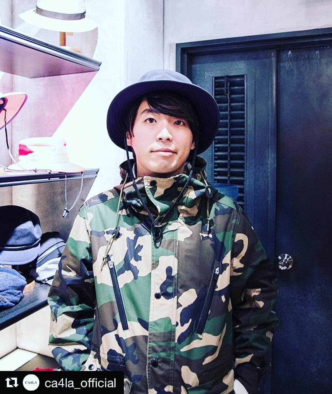 井澤惇のインスタグラム：「完全にキャンパー #Repost @ca4la_official CA4LA 2018 SPRING SUMMER 展示会 SNAP . LITE Ba 井澤さん @bass138 @lite_jp . 明日からヨーロッパツアー！ ツアー前にご来場いただきました！ ありがとうございました！ . . #LITE #CA4LA2018SS_Exhibition_Snaps #ca4la #hat #hats #madeinjapan  #カシラ #ハット #帽子 #日本製 #fashionphography #ig_portrait #ig_photooftheday #moodygrams #2instagood #portraitmood #makeportraits #theportraitpr0ject #ItIsNotFunItsNotAHat #楽しくなければ帽子じゃない」