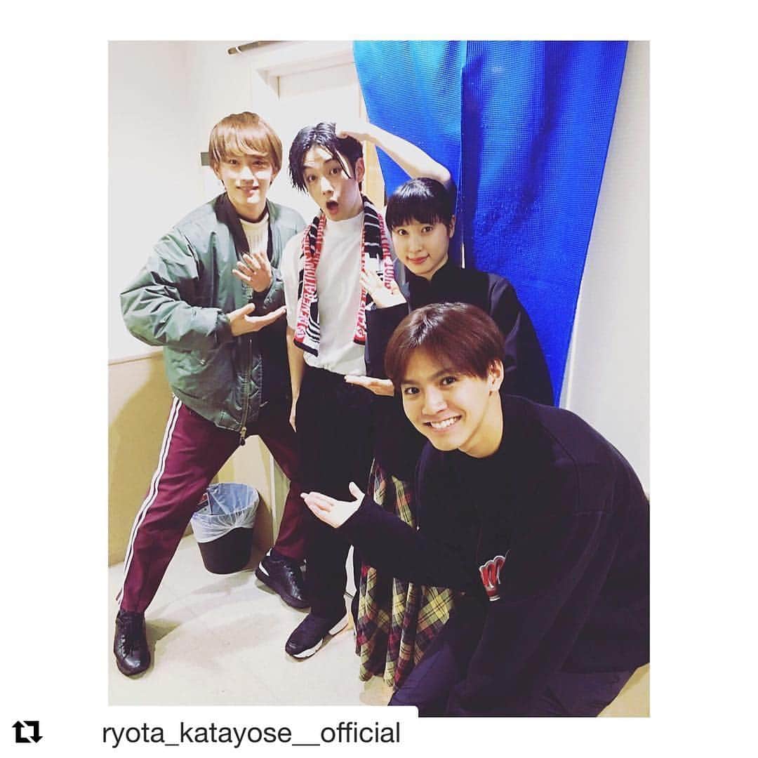兄に愛されすぎて困ってますのインスタグラム：「#Repost @ryota_katayose__official ・・・ 今日はレコーディングと 音源チェックの合間で 千葉さん(@yudaichibaofficial )の出演されている舞台 「危険な関係」を観劇しに行かせて頂きました🙏✨ 舞台に立つ千葉さんの姿に めちゃくちゃ刺激を頂きました🔥🔥 そして久しぶりに みんなで会えたことにも感謝です😊 千葉さんが千秋楽まで 無事に駆け抜けられるように チーム兄こまもパワーを送ってます👊🔥 高嶺さんファイトです😆🔥 #危険な関係 #兄こま #高嶺さんさすがの兄こまポーズ🤣」