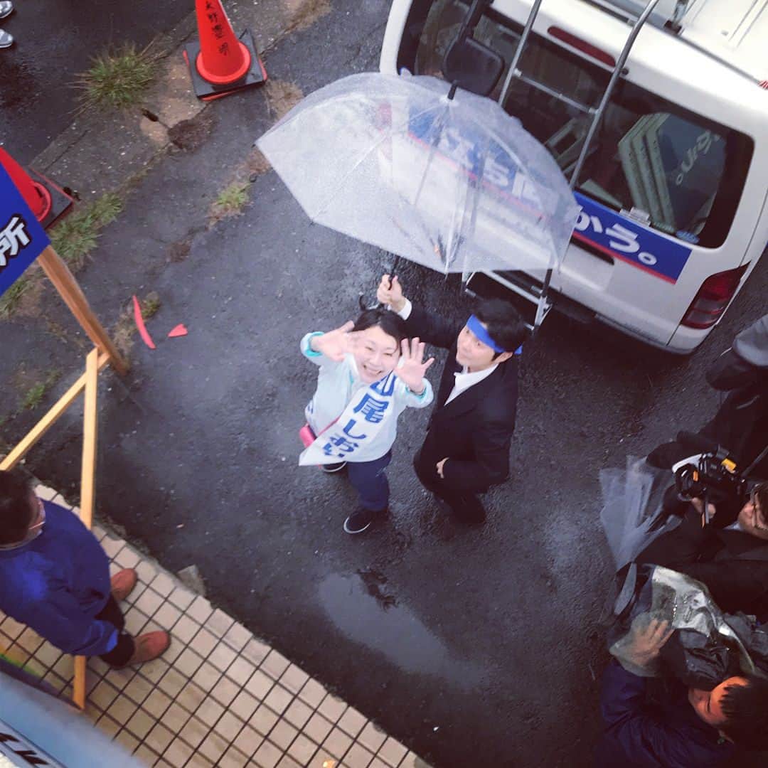 山尾しおりのインスタグラム：「. @長久手 山尾しおり選挙事務所より再びみなさまの元へ！ #立ち向かう #山尾しおり #選挙戦最終日 雨の中ですが☔️暖かい声援📣に背中を押されて事務所を後にしました。 #選挙に行こう  #投票に行こう」