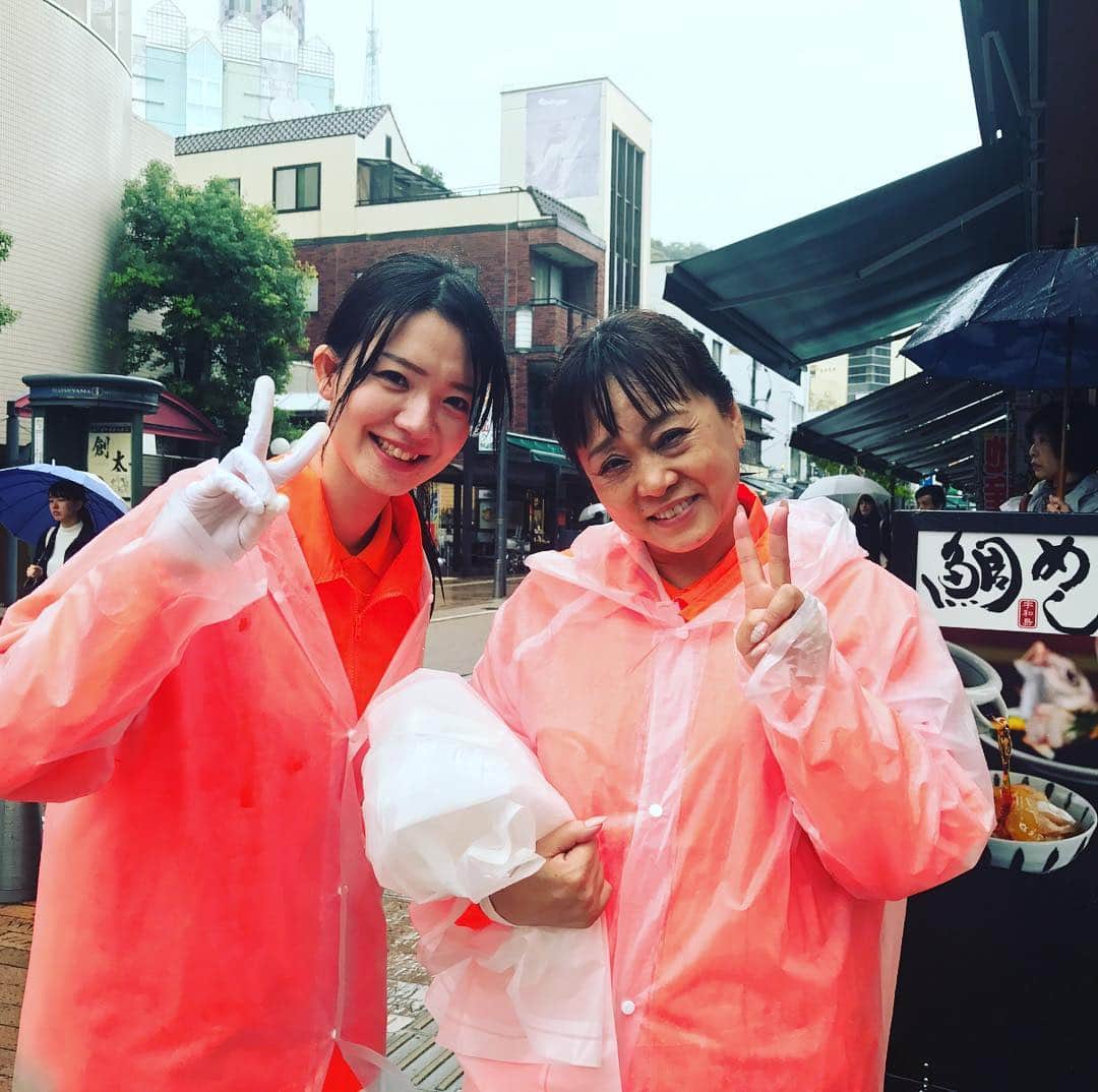 塩崎恭久のインスタグラム：「雨でも笑顔！ #愛媛 #松山 #うぐいす隊 #びしょびしょ #雨 #オレンジジャンパー #塩崎やすひさ #安心をかたちに」