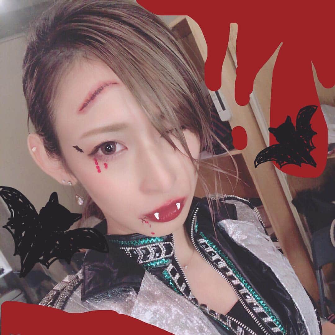 井坂仁美さんのインスタグラム写真 - (井坂仁美Instagram)「. 昨日のメイクはちょいとバンパイア🦇イメージしてたんだ！ 歌うので牙は付けれなかったけどね 😊🕸🕷 . 血ぃ吸うたろか？ ( ˙༥˙ )（笑） . #井坂仁美 #仮面ライダーGIRLS #ハロウィン #ハロウィンメイク」10月21日 17時17分 - hitomi_ankh
