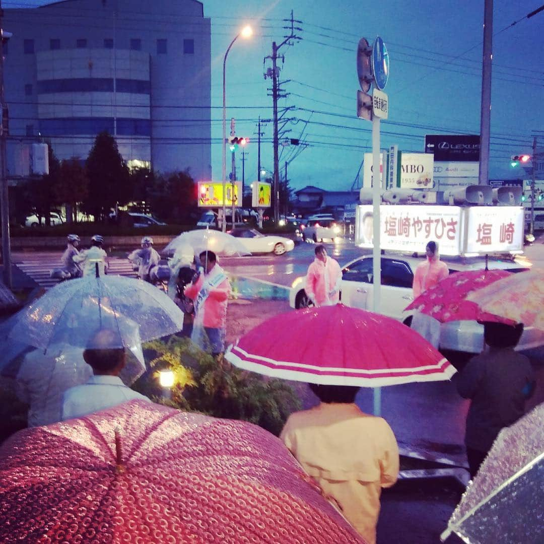 塩崎恭久さんのインスタグラム写真 - (塩崎恭久Instagram)「少々寒くなって来ましたが、最後の最後まで皆さんとお話しさせていただきます #愛媛 #松山 #松山インター #街頭演説 #塩崎やすひさ #安心をかたちに」10月21日 17時50分 - yasuhisa_shiozaki