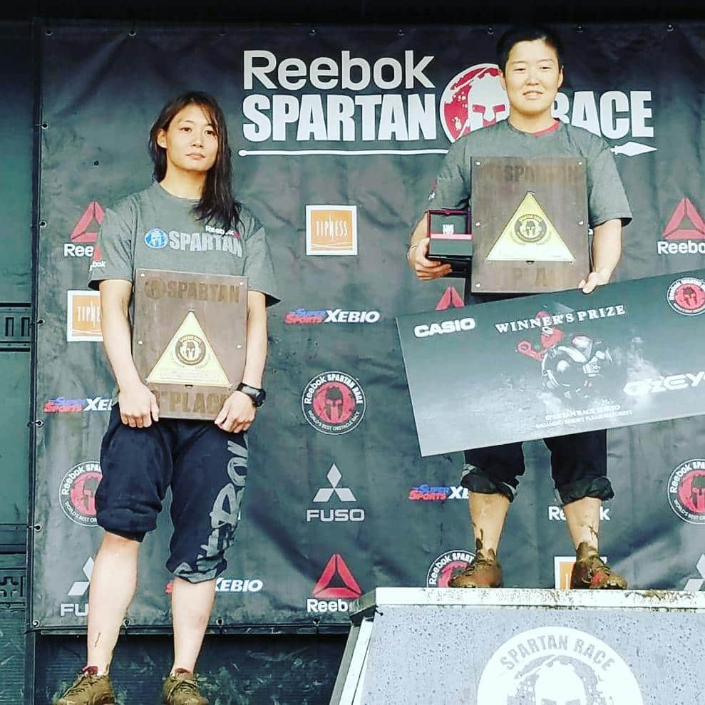 渡辺華奈さんのインスタグラム写真 - (渡辺華奈Instagram)「今日は、#Spartanrace　でした！！ 朝から電車を間違えギリギリ、、、 レースは一位でゴールし、 「おっしゃーー！！！」 となっていたら途中迷子になり コースアウトのペナルティで、 三位に、、白目  朝から電車迷子になったり、 迷子になる一日でした😨😨 悔しすぎて、明日リベンジに燃えていたら 台風で中止のお知らせが・・😢 オーマイガー😨😨 優勝した作山さんがかっこよすぎてファンになりました！  反省を活かして次頑張ります！！！ 三位じゃ駄目なんです 近くに宿取ったのにーーーー！！ 台風のばかやろう！！！！！ 明日はトレーニングだ！！ にしても楽しかった！ 体痛めつけるの大好き！ スパルタンレース最高！ 皆さん、お疲れ様でした😆  #顔死んでる #顔に出るタイプ #ちなみに兄貴は二位 #Reebok #スパルタンレース #crossfit #sprtanrace  #sprtanracejapan #人間をきわめろ #トレーニング #筋肉女子 #fitness #mma」10月21日 17時51分 - kana_0821