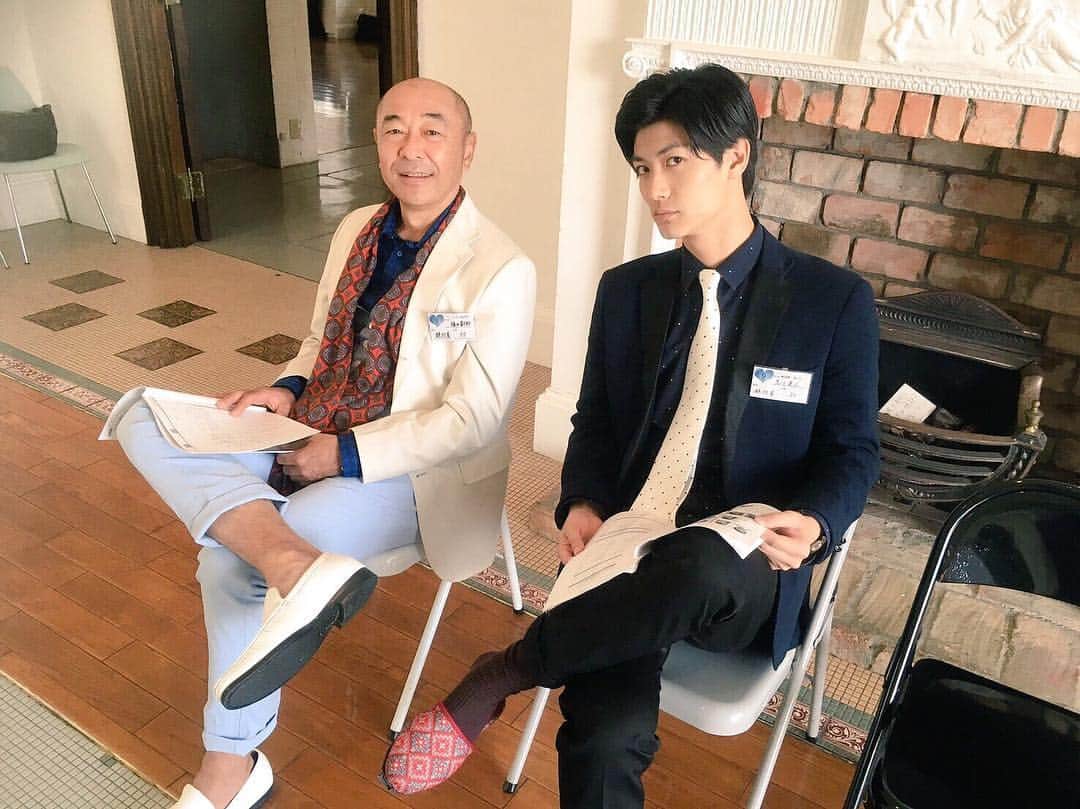 テレビ朝日「オトナ高校」のインスタグラム：「. エリートコンビ👬💓 . #オトナ高校  #やらみそ #テレビ朝日 #土曜ナイトドラマ #三浦春馬 #高橋克実 #チェリート #サショー  #撮影 #オフショット #カメラを向けたら #ふにゃっと優しい笑顔の #サショーさん #キリッとキメ顔の #チェリートくん #名コンビ #理想的な #部長と部下 #でも？ #だからこそ？ #〇〇同士の強い絆 #同級生 #仲間 #団結 #オフの時も #なかよしです✌︎」
