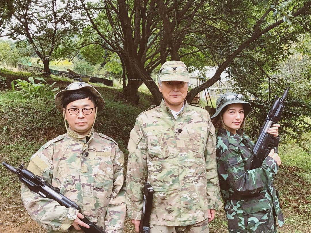 スザンヌさんのインスタグラム写真 - (スザンヌInstagram)「陣内さんはかっこよくて似合いすぎてるし、 黒瀬さんは何度見てもなーんか変だし😂ww ・  今日も楽しかったなぁ😎❤︎ ・  かっこつけて撮ってみました🕺🕺🕺 #福おかぁさん #ロケ #サバゲー」10月21日 18時48分 - suzanneeee1028