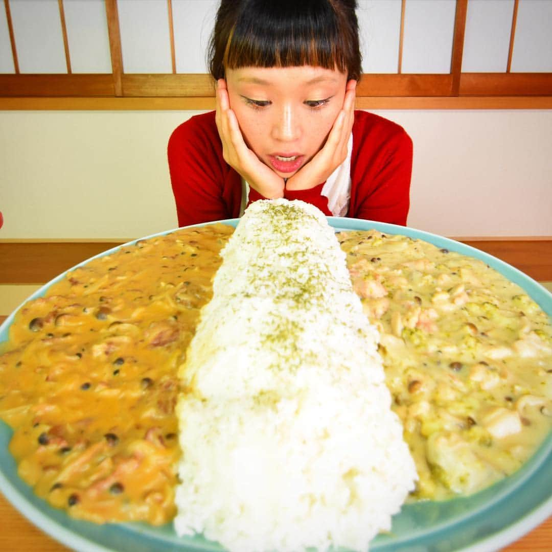 ロシアン佐藤さんのインスタグラム写真 - (ロシアン佐藤Instagram)「今日の動画はシチューONライス！！美味しすぎるご飯とシチューのコンボ😂❤️❤️❤️ プロフィールのYouTubeリンクから見てね☺️ #おなかがすいたらモンスター #おなもん #ロシアン佐藤 #キラキラタイム #food #foodie #cooking #cookingram #料理 #レシピ #recipe #クッキング #クッキングラム #デカ盛り #特盛り #大盛り #instagood #foodpic #foodphoto #yummy」10月21日 18時47分 - i_am_hito.chin