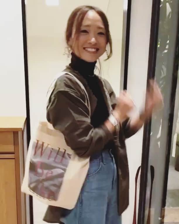 野尻美穂のインスタグラム：「明日は新宿ルミネで14時からスタートに変更！17時までお待ちしてます❤ トートバッグもかわいいので是非来てください😙💕 #mihonano #コーデュロイのシャツもデニムもmihonanoだよー😙 #今日来てくださった方々ありがとうございました💕 #DMも見てます☺️ #頑張れ竹内くん @nanouniverse_womens」