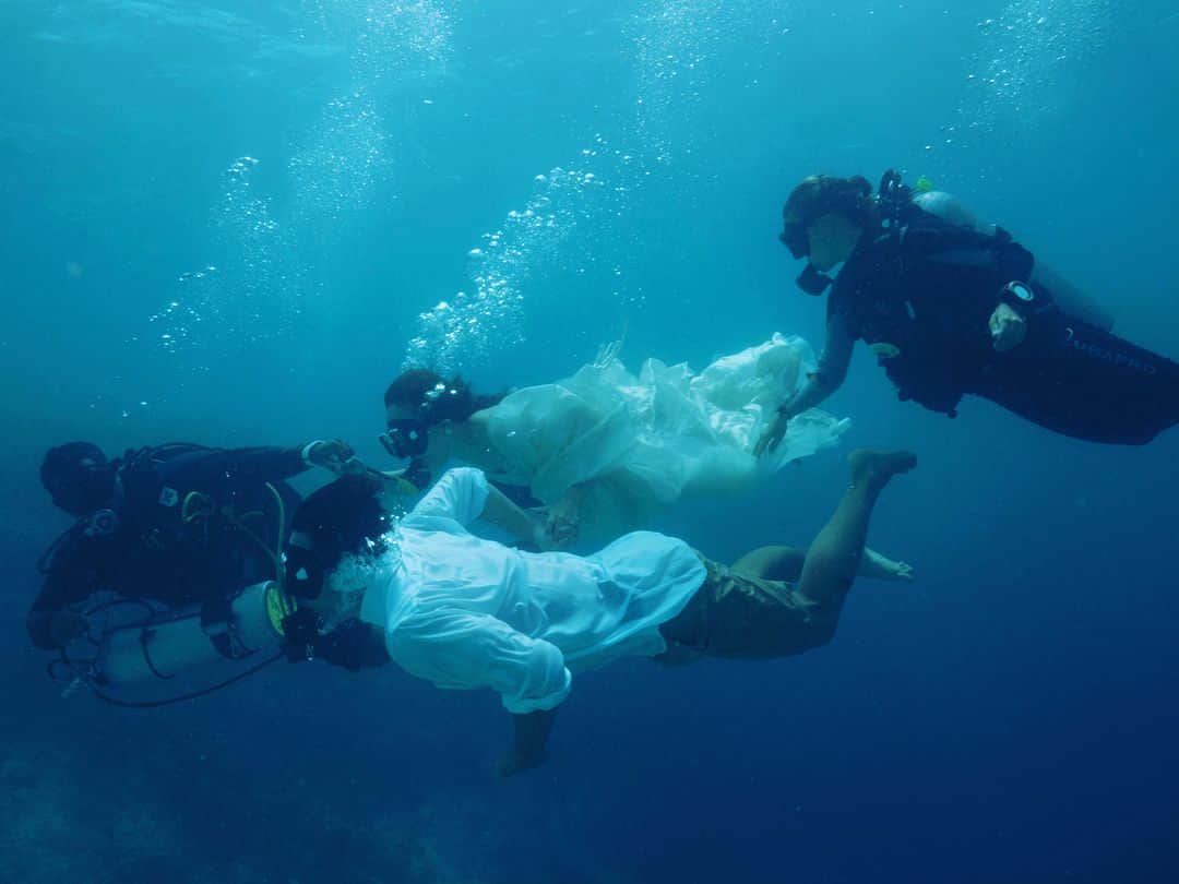 馬淵優佳さんのインスタグラム写真 - (馬淵優佳Instagram)「モルディブ水中撮影✌️ 水深5mの珊瑚礁が沢山あるところで体に重りをつけてゴーグルも酸素ボンベも外して撮りました😂 海水で目が痛いし、ドレスが足にまとわりついて泳ぎにくいし、息止めての撮影はすごく難しかった… でもめちゃ楽しかったです(*´꒳`*) いっぱい撮って頂いたのにあまり良い写真がないみたい…悔しい😫またリベンジしたい❗️ Phot by @koichi_imabayashi  #tbs#maldives#honeymoon#earthcolors#dive」10月21日 19時03分 - mabu0205