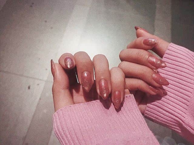 のインスタグラム：「New nail💅★* くすみピンクにハマりすぎてハンドフットくすみ系にしてみた💋 . ゆうこさんいつもありがとうございます😋✨ . #newnail #pink #cute #mirrornail  #autumn #jelnail #me #instashot  #instalike #instabeauty」