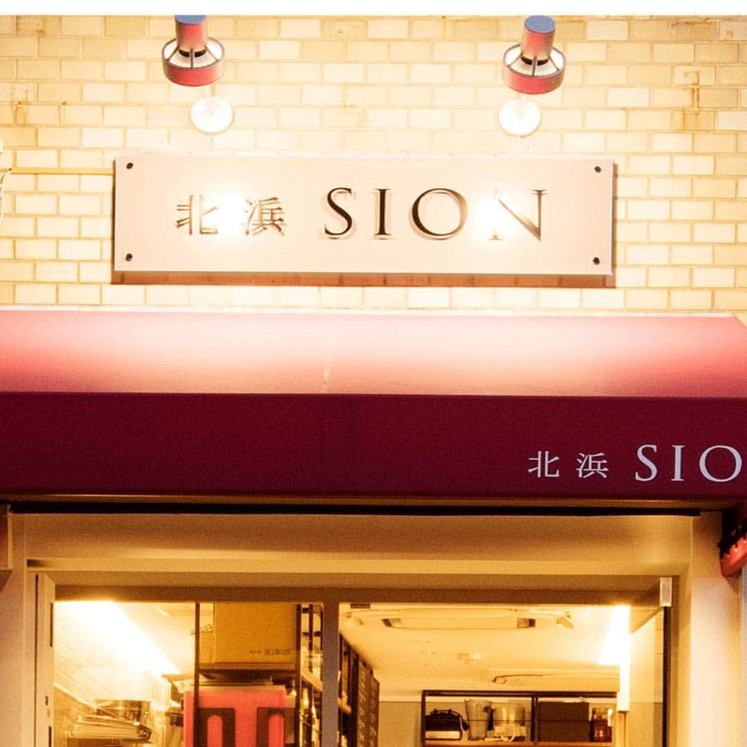 北浜SIONのインスタグラム：「. 北浜SION . 本物だけが持つ食材の旨味。 その旬を逃さず、素材感を素直に引き出し、 最高の状態でお届けします。 . 季節の移ろいを多彩な表現で お皿に乗せ自然の恵みを肌で感じ 心豊かにお楽しみ下さい。 . #SION #北浜SION #シオン #北浜シオン #大阪 #北浜 #淀屋橋 # #本町 #大阪ランチ #ランチ #野菜 #有機野菜 #旬 #食材 #季節 #料理 #ワイン #洋食の新しい形」