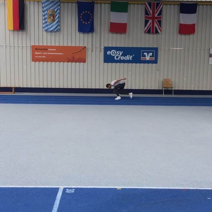 Katrin Fehmのインスタグラム：「I did my first indoor session today! Very powerful and relaxed 🏃🏽‍♀️ . 🎥 @caprice.krm 💕 . #indoorsession #goforit #running #trackandfield #trackgirl #muscles #fast」