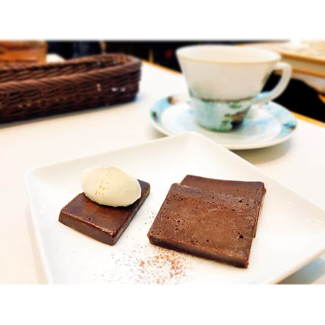 中田奈沙さんのインスタグラム写真 - (中田奈沙Instagram)「Chocolate time at @cacaosampaka_jp 🍫 ロケ後のおやつは、カカオサンパカで大好きなチョコを🤤🤤🤤 #奈沙ログ * 《ショコヌスコ アニヴェルサリオ 》 伝説の王のカカオ〝レアルクリオロ〟のチョコレート 【ショコヌスコ】を贅沢に使い、 スチーム焼きしたチョコレートケーキ。 濃厚でトリュフのような味わい。 * * #cacaosampaka #cacao #chocolate #cake #chocolatecake #yum #yummy #foodie #foodporn #foodstagram #foodpic #foodgasm #instafood #osaka #umeda #japan #gourmet #カカオサンパカ #大阪 #梅田 #チョコ #チョコレート #激ウマ #濃厚 #ケーキ #チョコレートケーキ #おいしい #グルメ #梅田阪急」10月22日 1時00分 - nasa_nakada