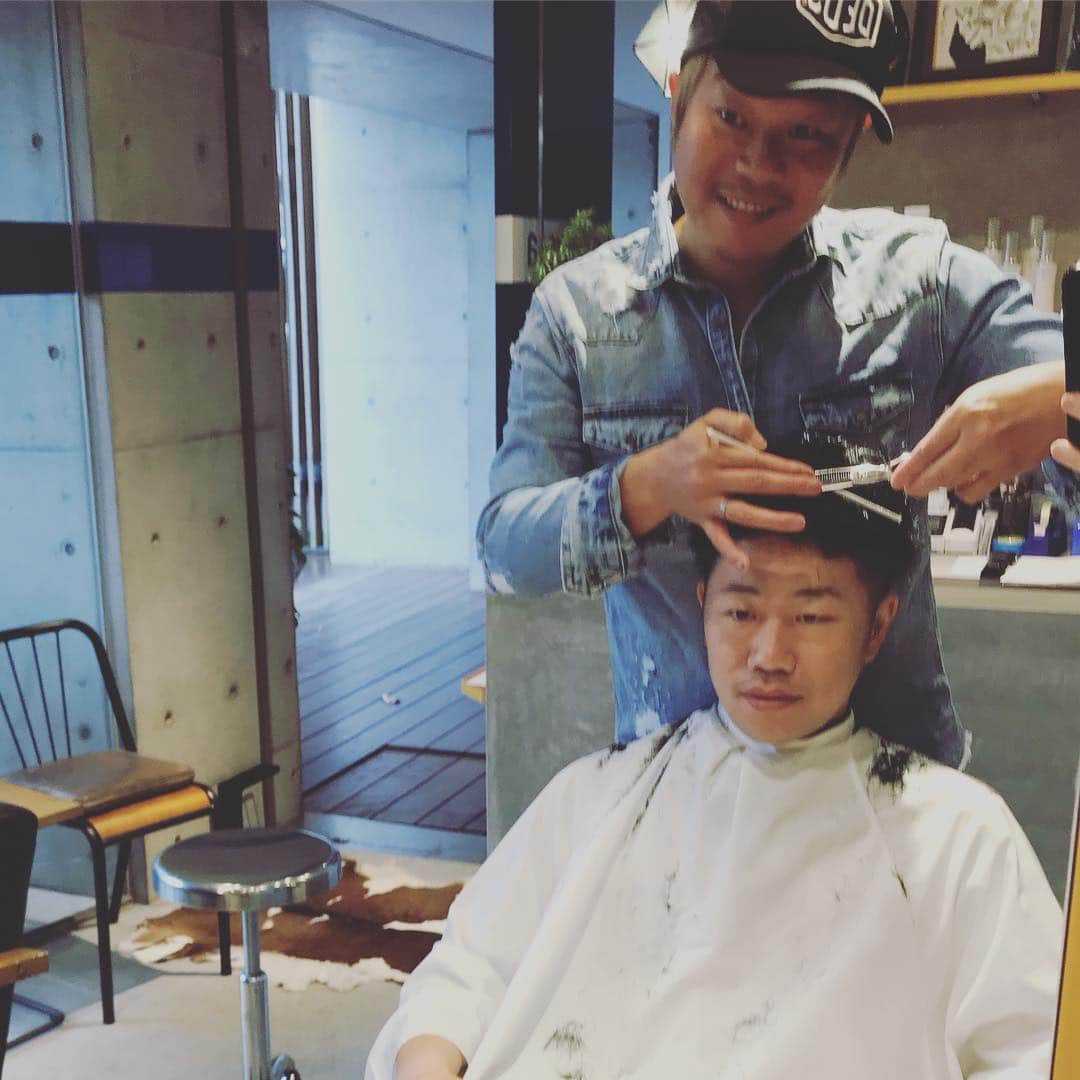 吉田裕さんのインスタグラム写真 - (吉田裕Instagram)「ちゃんとハサミで髪の毛を切って、もらっています！ #よしもと新喜劇  #augusta_hair_design」10月22日 1時09分 - y.yutaka