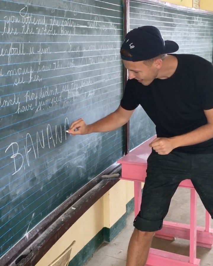 ジェローム・ジャールのインスタグラム：「That time @eljuanpazurita & I became school teachers in the Philippines 😂🇵🇭👍 • For the little story: it was last summer, we were installing solar lights on this island and we noticed the school's teacher had left for a moment! So we took over the class and we started teaching random words to everyone for at least 30 minutes 😂 best part was when we realized the teacher had been watching all along and was laughing too from behind the window 😄」