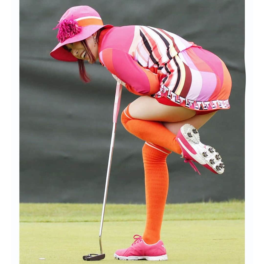 叶姉妹さんのインスタグラム写真 - (叶姉妹Instagram)「アァ〜ン💋✨なパターのとき❤️✨ #fashion #cute #kanosisters #叶姉妹 #fabulous #love #fantastic #emiriopucci  #versace #hermes #chanel #マスターズGCレディース #golf #golffashion #アンシネ #pink #ピンク」10月22日 6時06分 - kano_sisters007