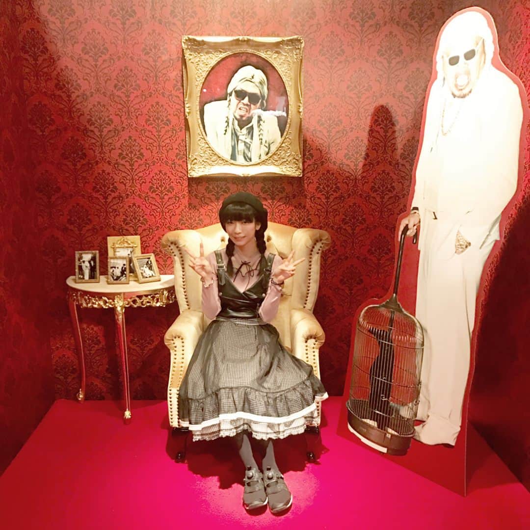 ぱいぱいでか美のインスタグラム：「超くっきーランド行ってきました〜！下川くんと☻ 発表された時から絶対行きたかったから行けてよかった面白すぎた…。 #超くっきーランド #supercookieland  #ラフォーレミュージアム 🍪🍪🍪 排卵教♩排卵教♩ 指文字のキャップも買った！ 紫歯茎、いつもタイミング逃して買えないからやっとくっきーさんデザインの帽子手に入った〜嬉しすぎる。 IMALU AKASHIYAで展示会場に響き渡るくらい笑ってしまいました。最高。 混雑してたから途中の絵描き歌とかだけ全部聴けなくて残念。。次は開催期間長めでやってほしーーー！！そしたら何回も行きます。 いつか激似顔真似とか似顔絵とかやってもらいたい。 下川くんの顔怯えきっててめちゃくちゃ面白い。 #回転引力教」