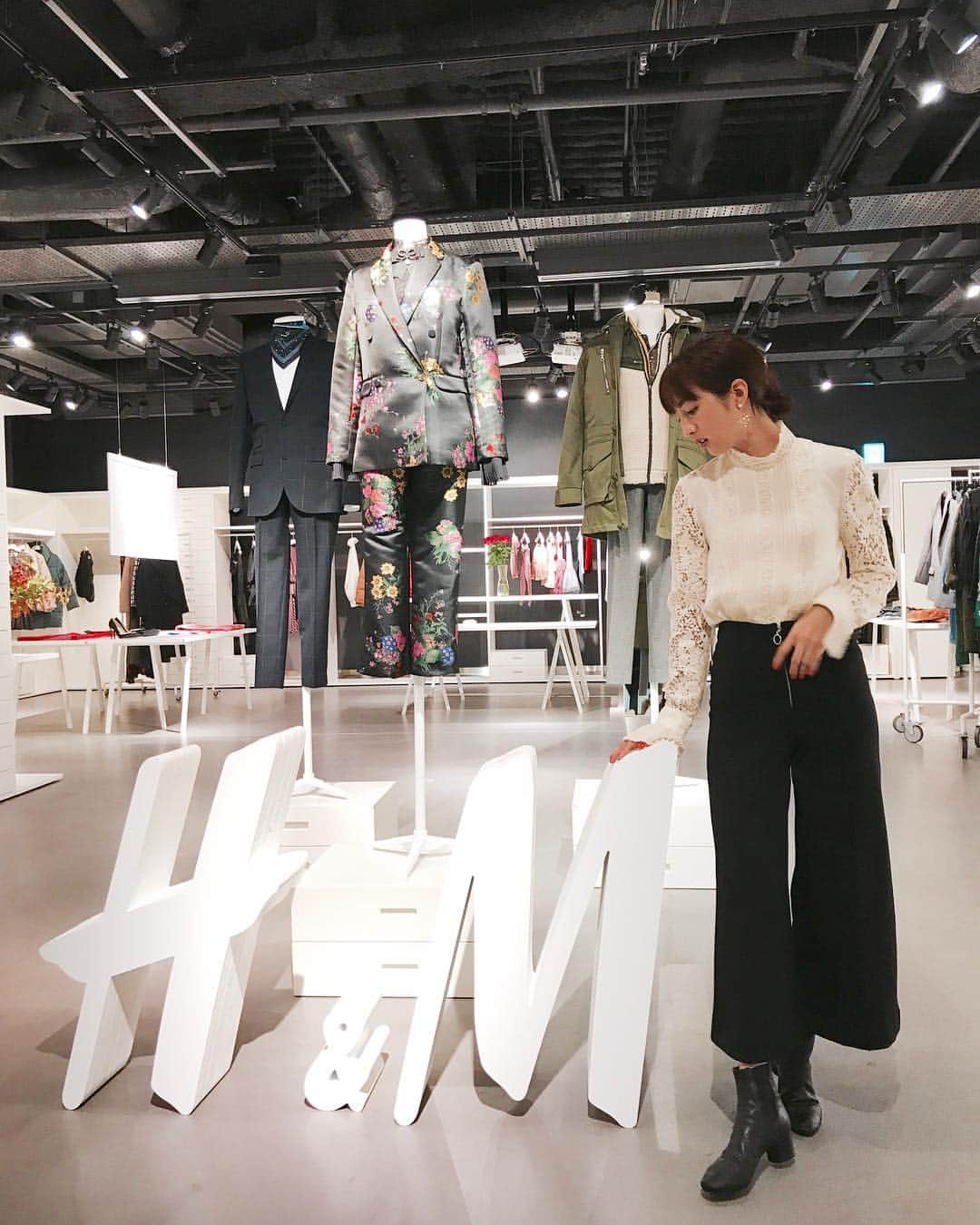 堀田茜さんのインスタグラム写真 - (堀田茜Instagram)「ERDEM×H&Mのコレクションを見てきましたが本当に可愛くてため息。。 着心地もよくてレースは細部まで繊細…なのにH&M価格！  ちなみにパンツは店舗で普通に売ってたH&Mのもので私服だよ☺︎ トップスはそのコラボ商品です👗  tops: @erdem × @hm pants: @hm boots: @isabelmarant」10月22日 18時39分 - akanehotta