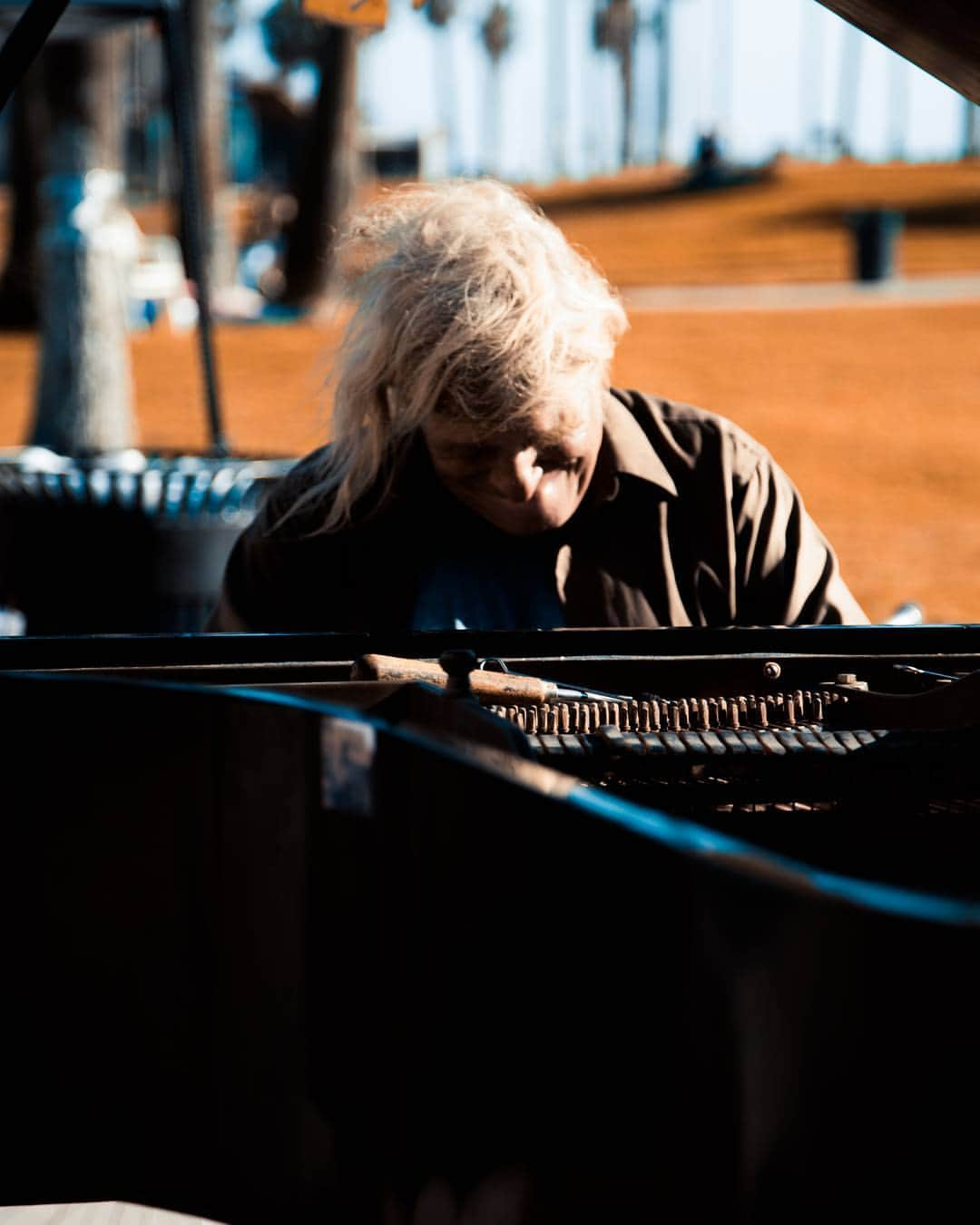 Ari Keitaのインスタグラム：「Piano Man🎹 . . . . . #usa #losangeles #venice #venicebeach #streetphotography #streetshot #streetvision #streetframe #streetxstory #piano #music」