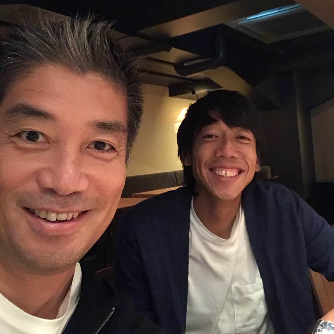 中西哲生のインスタグラム：「憲剛、J1 400試合出場＆もうすぐ37歳の誕生日おめでとう。あっ、もう401試合か（笑） 幻冬舎plusのコラム『中西哲生の買い物ワールドカップ３』更新されてます。良かったら。 #中村憲剛 #中西哲生 #川崎フロンターレ #14 #買い物W杯3」