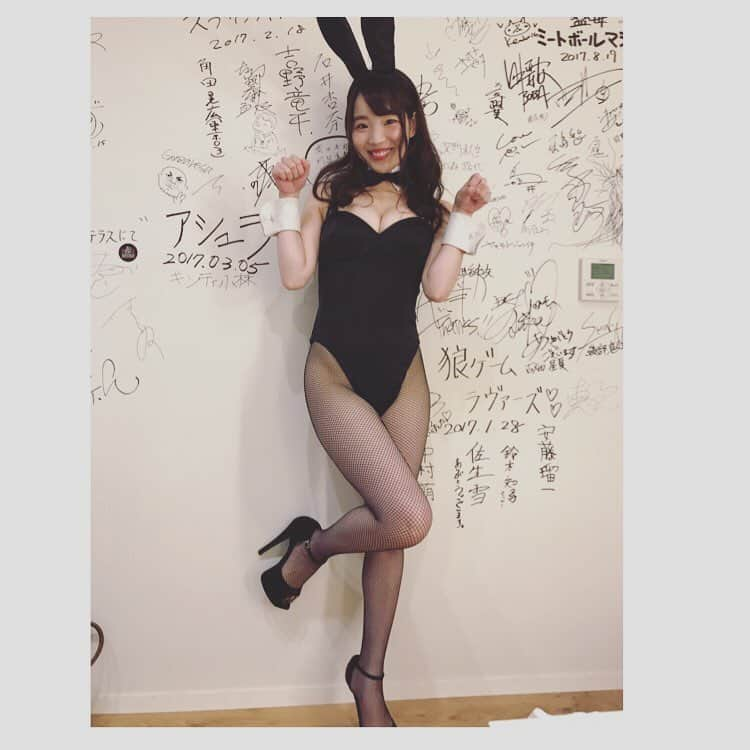 円谷優希さんのインスタグラム写真 - (円谷優希Instagram)「昨日の衣装🐰♪ 撮影の時以来、1年ぶりに着たけど、やっぱり凄かった。わら  #映画 #リミスリ #公開初日舞台挨拶 #衣装 #バニーガール #オフショット」10月22日 12時42分 - yukitsumuraya