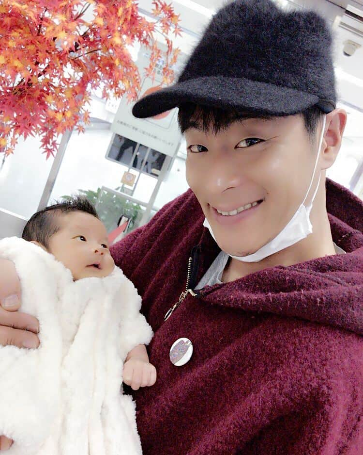 永井佑一郎さんのインスタグラム写真 - (永井佑一郎Instagram)「音吉と一ヶ月ぶりの再会👶  おしめこうかん、ミルク、お風呂を勉強中！！ ちゃんとパパ出来るよーに頑張るよ✌音ちゃん♪  #音吉 #親バカ4 #永井佑一郎」10月22日 12時57分 - yuichirou_nagai