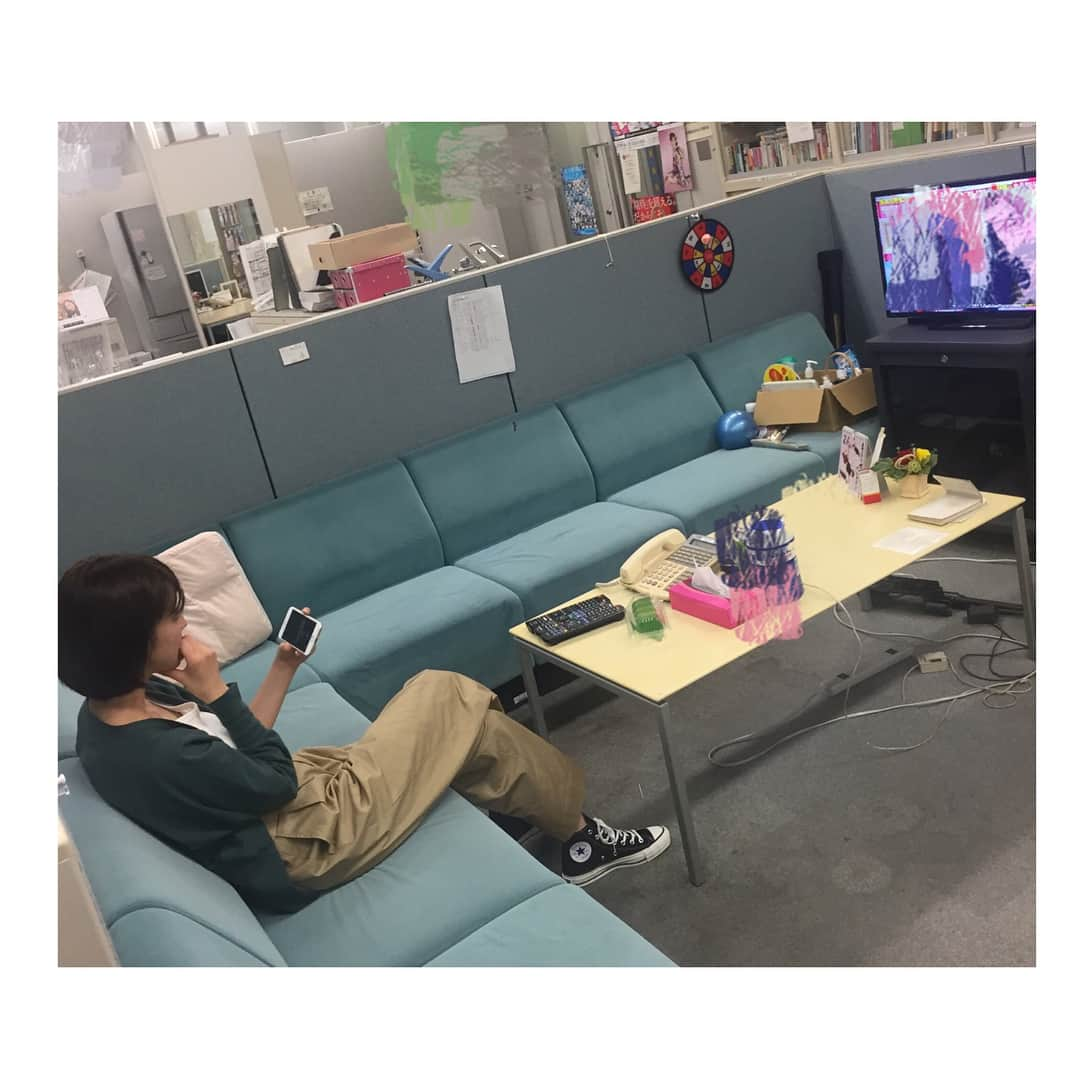 宮澤智さんのインスタグラム写真 - (宮澤智Instagram)「昨日、夜のアナウンス室で宮司アナを発見！ なんと、テレビで「さまぁ〜ずの神ギ問」を見ながらスマートフォンでバスケの試合をチェックしていました‼️✨ さすが宮司…👀✨ 大学、学部、ゼミも同じの後輩なのですが年々頼もしくカッコよくなっていきます✨ 今夜21:30〜のFNN選挙特番もお見逃しなく！ 台風も近づき天候が悪いのでお気をつけてお過ごしください。☔️🌧 #宮司愛海 アナ」10月22日 13時24分 - tomo.miyazawa