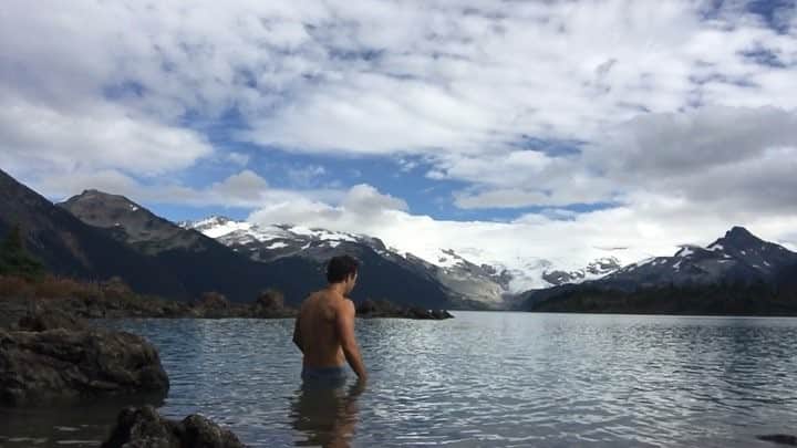 マイケル・レイディのインスタグラム：「Throw back to when my three year old challenged me to swim in the glacial lake I hiked to. #cold」