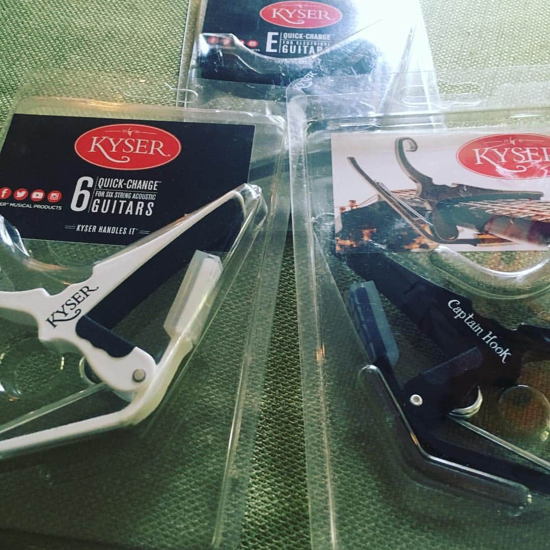 コリン・オドナヒューさんのインスタグラム写真 - (コリン・オドナヒューInstagram)「Thanks so much @kysermusicalproducts for my Captain Hook capos! Absolutely delighted with them!」10月23日 4時34分 - colinodonoghue1