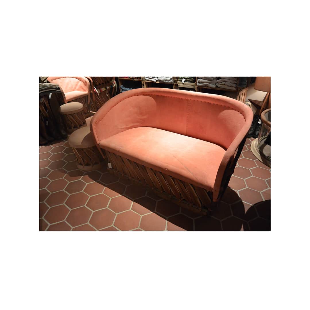 CPCMさんのインスタグラム写真 - (CPCMInstagram)「Mexican Leather Equipale Furniture NEWARRIVALS Sofa ¥81,000-(+Tax) メキシコのエキュパルファニチャーの入荷です。豚皮を使用し、全てハンドメイドで作られる家具はメキシコの民藝品として古くから愛されています。別名ブタカチェアと言い、飽きのこないそのデザインと使い込む程に味わい深くなるレザーが特徴的です。机、椅子とセットで揃うこの機会に是非店頭にてご覧下さい。 #mexicanchair #equipale #equipalesofa #equipaleloveseat #butacachair #butacasofa #2seater #mingeichair #pigskin #leatherchair #leathersofa #民藝 #ブタカチェア」10月22日 20時06分 - cpcm.official