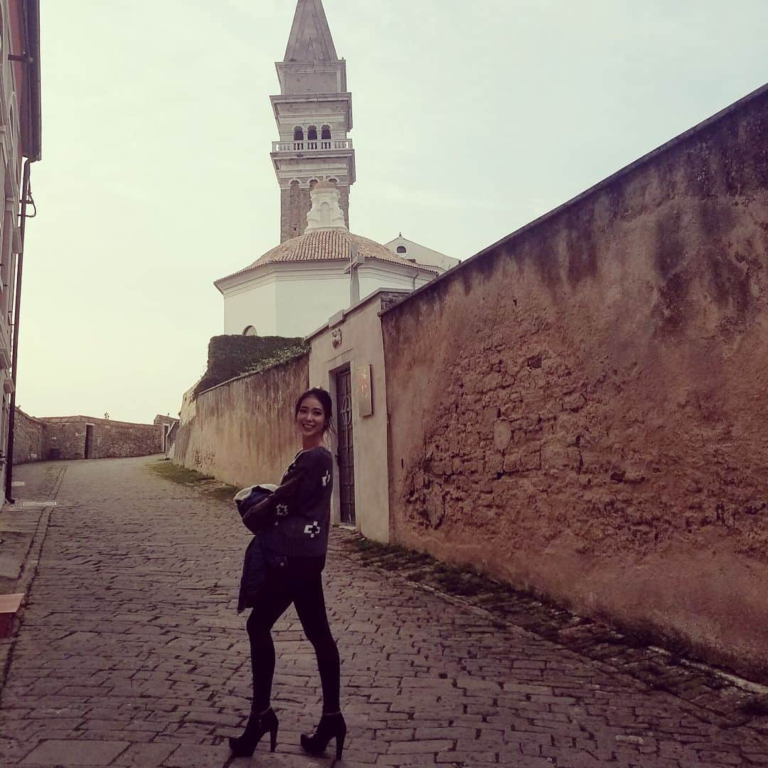 紅蘭さんのインスタグラム写真 - (紅蘭Instagram)「ため息がでるほど素敵な街 歴史のある建物ばかり⛪️ 時間がゆっくりとすぎていくよ  #紅蘭 #海外ロケ #ヨーロッパ #スロベニア #tothesea」10月22日 20時58分 - kurankusakari