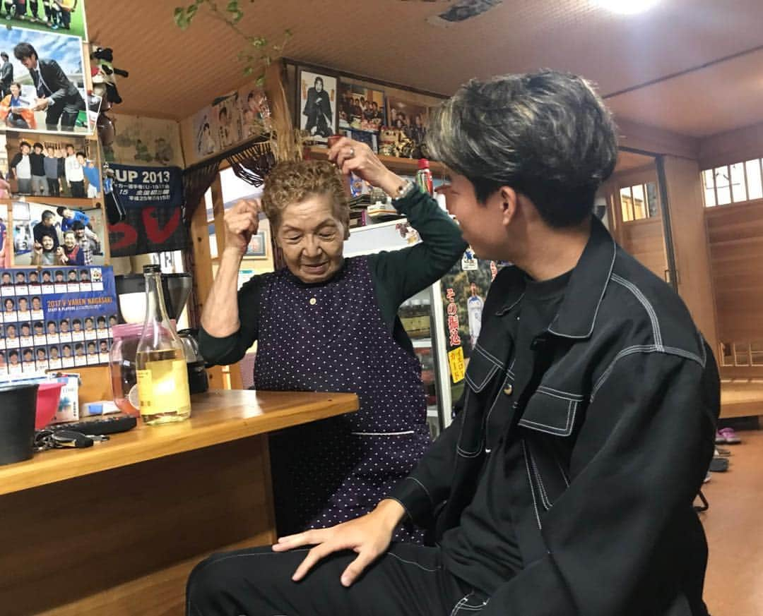 幸野志有人さんのインスタグラム写真 - (幸野志有人Instagram)「ヤエ76歳👵🏻 #店名 #きばらし  #特徴 #パンチパーマ #特技 #タバコ吸いながらフラフープ #危険 #本名は最近知った #この髪の長さでパーマかけれるのか #技術の進歩 #おれが髪の毛暗くしたら #なんか嫌なことあったのかって電話してくる #金髪にしてほしいらしい #四年前におれが初めて店来た時の話100回は聞かされた #いつも説教してくるけど #長生きしてね」10月22日 22時31分 - shoot_kohno