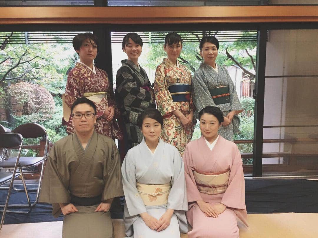 山本真由美さんのインスタグラム写真 - (山本真由美Instagram)「. 東京タンバリン わのわ 『茶の湯』 無事、終えることができましたぁ。 台風の心配もある中、雨の中ご来場くださった皆様ありがとうございました。お茶室での演劇は虚実入り混じる空間でまさに一緒にそこにいるような体験。茶道や落語を交えながら進むお話はほっこりでちょっとほろ苦。🍵👘この人たちと過ごせた日々のむふふ。またね、すぐにと会えそうな。ひとまず御礼まで*◟̆◞̆ #東京タンバリン #わのわ  #茶の湯 #一服 #高井浩子  #品川歴史館 #千穐楽 #茶釜 #もぞもぞ  #演劇 #kimono #落語 #着物 #actress #庭  #japan #tokyo #architecture #抹茶 #和菓子  #松本紀保 #山本真由美 #遠藤弘章 #青梅衣央里  #萩原美智子 #三宅里沙 #宮下かな子」10月22日 23時56分 - mayumi_yamamoto.official