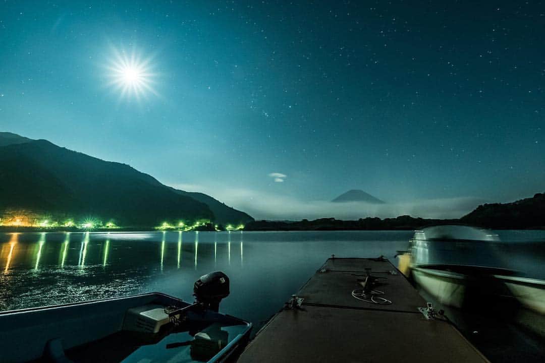 Atsushi Aizawaのインスタグラム：「1055 月とオリオン . Yamanashi, Japan 山梨県 . #japanfocus #jp_gallery #instagramjapan #ig_japan #wu_japan #wu_asia #worldunion #theworldshotz #igersjp #team_jp_ #team_jp_東 #山梨県 #team_jp_skyart  #mtfuji #Japan #Yamanashi  #natureaddict Mt. Fuji Yamanashi, Japan #Lovers_Nippon #東京カメラ部#japan_night_view #japan_night_view_member #1xPicoftheDay #phos_japan #夜景ら部 #写真好きな人と繋がりたい #bestjapanpics #photo_shorttrip #night_excl」