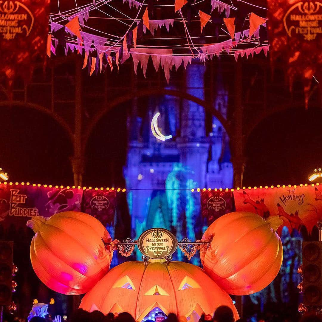 東京ディズニーリゾートさんのインスタグラム写真 - (東京ディズニーリゾートInstagram)「Enjoy the view of Disney's Halloween. 🌙🎃 (Photo:@zeromicmin)  #disneyshalloween #cinderellacastle #onceuponatime #tokyodisneyland #jackolanterns #三日月 #かぼちゃ #ジャックオーランタン #ディズニーハロウィーン #シンデレラ城 #ワンスアポンアタイム #東京ディズニーランド #東京ディズニーリゾート  これからもゲストのみなさんの写真をご紹介します。 #tokyodisneyresort などをつけて投稿してくださいね。詳しくは公式ブログでご案内しています。 http://www.tokyodisneyresort.jp/blog/151005/」10月23日 13時25分 - tokyodisneyresort_official