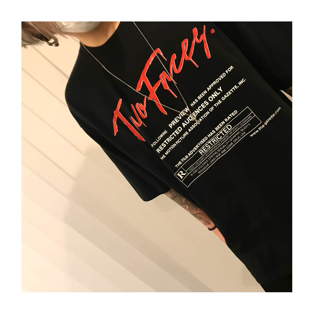 RUKI さんのインスタグラム写真 - (RUKI Instagram)「もうすぐSPOOKY BOX2!! GOODSのロンTとBIG Tシャツ! ハロウィンという事でデザインもいつもより派手寄りにして色味も鮮やかにしてみたのでライブで仮装しない子もハロウィン気分を味わえると思うのでオススメ🤘🎃今回はアビスとLUCYの2コンセプトなのでリハもいつもより倍…!🌚そろそろ大詰めですが更に突き詰めて最高のライブにしたいと思います💉🔥 #blackmoral #radmarket #livegoods #thegazette #halloween #abyss #lucy #spookybox2」10月23日 4時51分 - ruki_nilduenilun