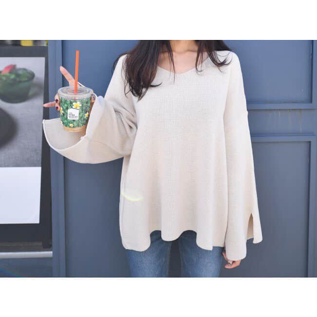 HANILOOKのインスタグラム：「- スリットVネックニット・全4色 →¥5,400- 袖口のスリットデザインが可愛いニット💓 全体的にゆったりシルエットなので、休日などリラックスしたい日にもオススメです✨ #hanilook #ハニルック #instafashion #fashion #outfit #ootd #ファッション #コーディネート #アウトフィット #コーデ  #今日のコーデ #今日の服 #カジュアルコーデ #大人カジュアル #シンプルコーデ  #ootd_kob #ニット」