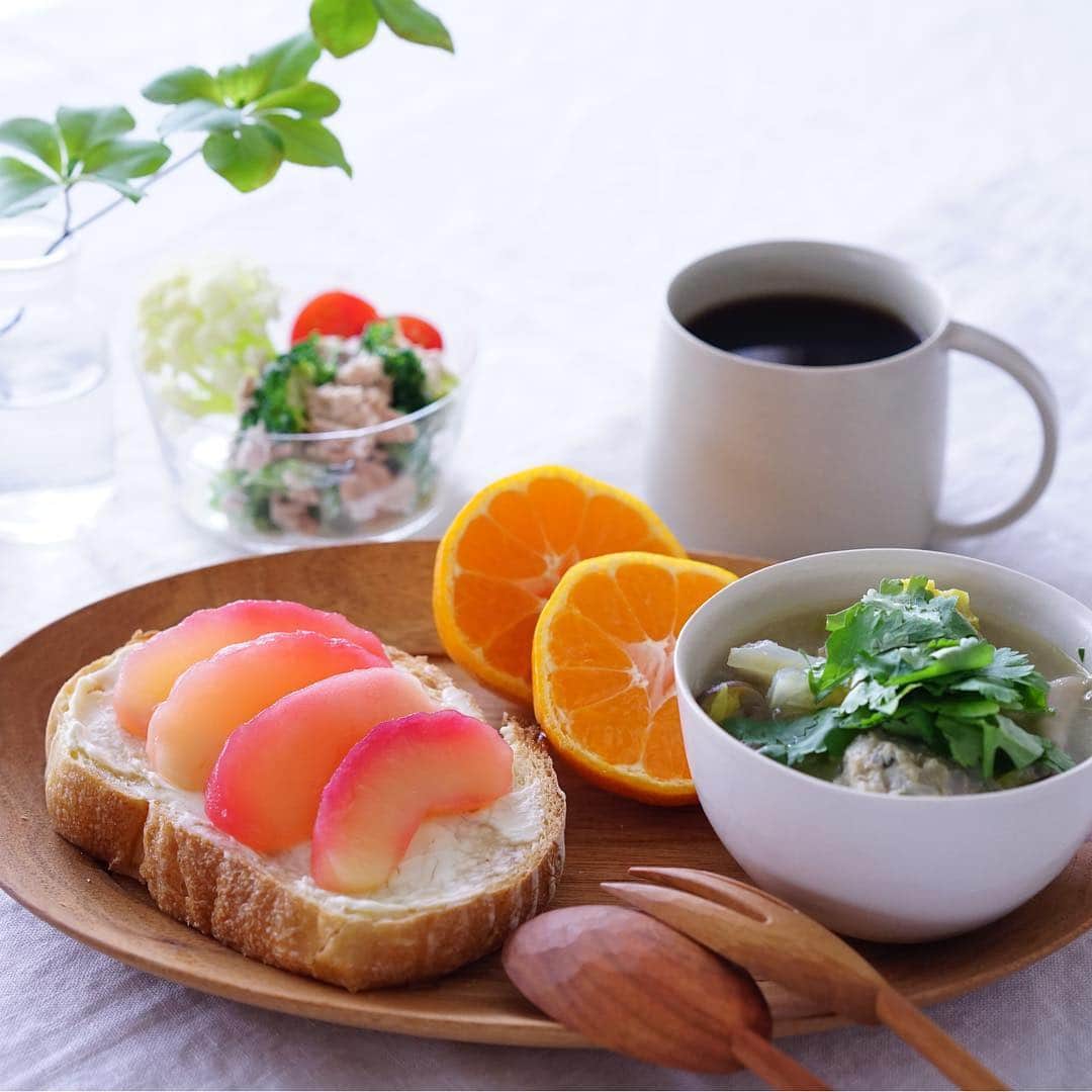 mamiのインスタグラム：「Apple compote toast🍎． 『 林檎のコンポートトースト 』． ． ． おはようございます ． 今朝はクリチ塗ったトーストに 簡単レンジ チンで作った 林檎のコンポートをのせて食べました ． ． レモン汁とグラニュー糖だけで こんな可愛いピンクが出る紅玉って凄いな〜♡ ． ． 後は昨日作ったレンコン入り 鶏だんごスープ 生姜もたっぷり入れました ． ブロッコリーツナサラダ ． みかん ． ． ． ．」