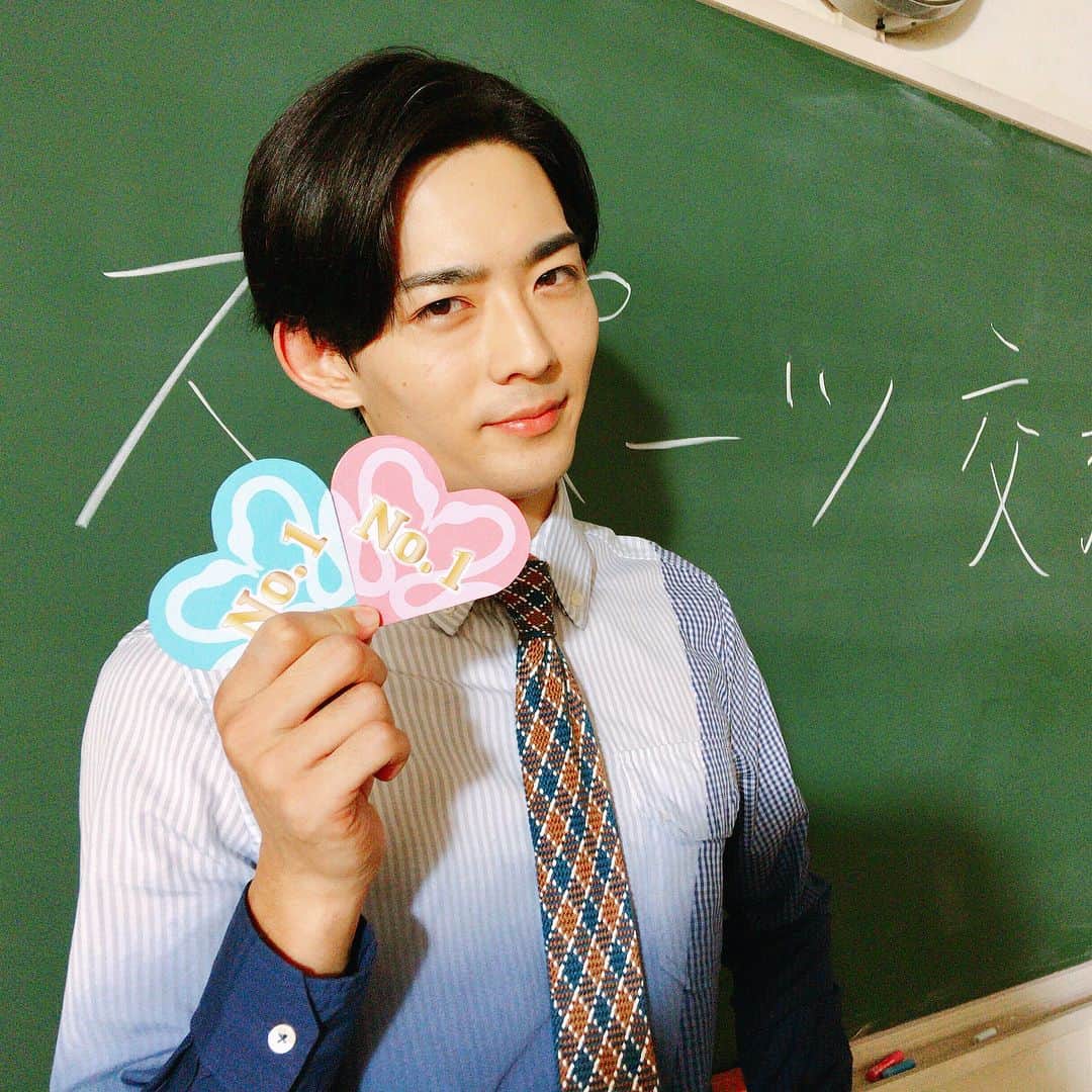 テレビ朝日「オトナ高校」さんのインスタグラム写真 - (テレビ朝日「オトナ高校」Instagram)「. 『 #ペガサス先生を独り占めなう 』に使っていいよ . #オトナ高校  #やらみそ #テレビ朝日 #土曜ナイトドラマ #竜星涼 #ペガサス #🦄 #🍒 #撮影終わり #待って待ってお写真撮らせて下さい〜と #ナンバーワンカードを渡してみたら #サービス精神旺盛２パターン #ナチュラルにキマるのね  #いけめてる #まぶしい #こんな顔もしてくれるのね #ぐうかわ #まぶしい #かっこいいもかわいいも #両方いけるなんて #ペガサス先生 #罪な男😭💓」10月23日 23時10分 - otona_koukou