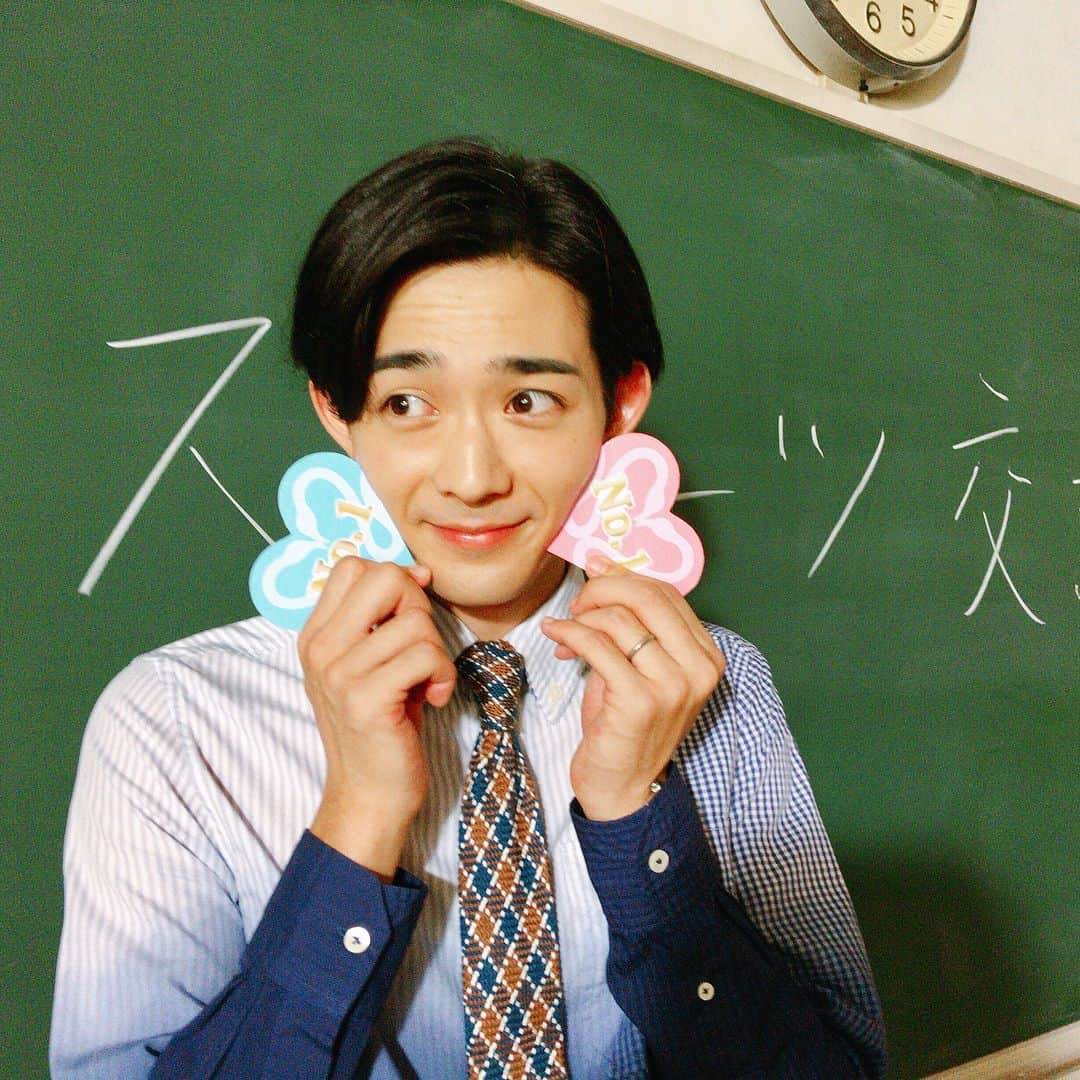 テレビ朝日「オトナ高校」さんのインスタグラム写真 - (テレビ朝日「オトナ高校」Instagram)「. 『 #ペガサス先生を独り占めなう 』に使っていいよ . #オトナ高校  #やらみそ #テレビ朝日 #土曜ナイトドラマ #竜星涼 #ペガサス #🦄 #🍒 #撮影終わり #待って待ってお写真撮らせて下さい〜と #ナンバーワンカードを渡してみたら #サービス精神旺盛２パターン #ナチュラルにキマるのね  #いけめてる #まぶしい #こんな顔もしてくれるのね #ぐうかわ #まぶしい #かっこいいもかわいいも #両方いけるなんて #ペガサス先生 #罪な男😭💓」10月23日 23時10分 - otona_koukou