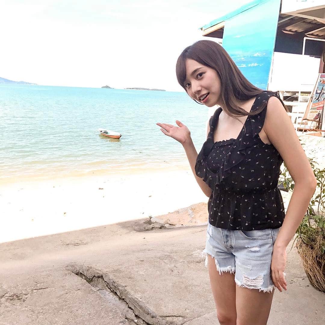 のインスタグラム：「まいちゅん写真集の旅⑩ 写真集の旅もついに10日めとなりましたが、まだ撮影初日の午後までしか進んでません💦 旅はまだまだ続きますが、ここでクイズです^_^ サムイのオールドタウンから見える海に浮かぶ小舟を見て、急にまいちゅんのテンションが上がります💦 さて、何故でしょう？ ヒントは、あるメンバーの写真集の表紙に出てくる光景と似ていたからです。答えは、わかりまたよね^_^ #乃木坂  #新内眞衣  #タイ  #サムイ  #オールナイトニッポン０」