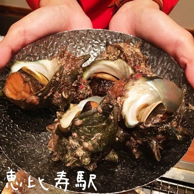 Ateliersさんのインスタグラム写真 - (AteliersInstagram)「🦐かき(牡蠣)小屋 恵比寿🐚 🍴各式火烤海鮮 📍東京都渋谷区恵比寿1-26-14 ACTビル1F ⏲️17:00～23:00  假日12:00～16:00、17:00～23:00 💸2500～¥ 🚬可（無禁煙區） 🏠日式海鮮居酒屋🍻 👍味道不用說，海鮮非常新鮮，對蝦子過敏的小編吃了也完全沒有異常反應😃 👎如果碰到名物老闆，可能會減少很多和朋友聊天的機會😂 💁‍♂️順便點的羊小排也完全沒有騷味&無法用言語形容的健談老闆 📝來到かき小屋🏠除了品嚐新鮮美味的海產以外！聽老闆跨越國籍藩籬，侃侃而談自己70年波乱万丈の人生也是必點menu!🇹🇼🇯🇵如果被老闆看上的話還會給你很多沙必斯～不中意你的話小心被取怪怪的綽號⚠️（親切的意思）😂😂😂😂😂😂😂😂😂😂 #艾塔莉兒惠比壽 #艾塔莉兒 #ateliersjpn #かき小屋 #海鮮 #海產 #日本料理 #東京美食 #居酒屋 #seafood #japan #tokyo #ebisu #恵比寿 #かき #恵比寿グルメ #オイスターバー #東京  #에비스 #도교 #굴구이#맛집추천 #먹스타그램 #신선해 #굴 #양고기 #구이 #굽기#이사카야 #일본술집」10月23日 21時59分 - ateliersjpn